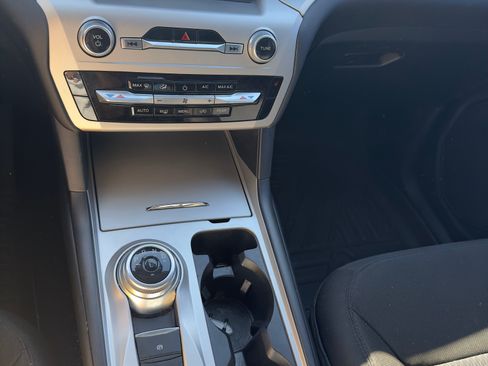 Used 2022 Ford Explorer XLT image 14