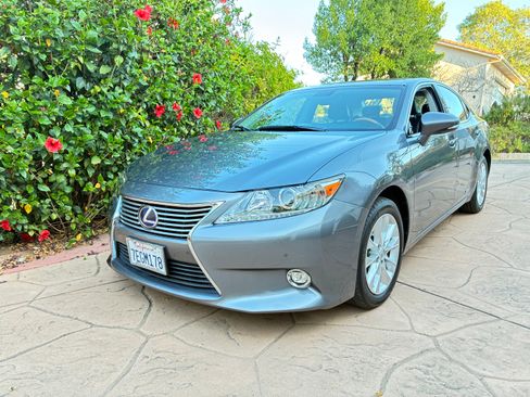 Used 2014 Lexus ES 300h w/ Luxury Package w/Bamboo Trim FWD image 6
