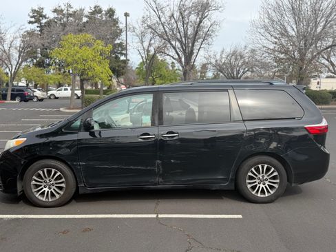 Used 2019 Toyota Sienna XLE image 28