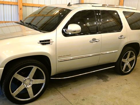 Used 2011 Cadillac Escalade Luxury image 2