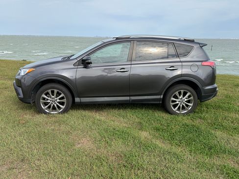Used 2018 Toyota RAV4 Limited image 1