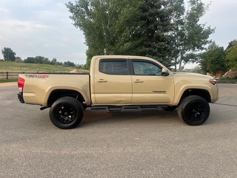 Used 2017 Toyota Tacoma TRD Sport w/ Tow Package (A/T) AWD/4WD image 9