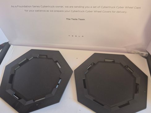 Used 2024 Tesla Cybertruck AWD Crew Cab image 23