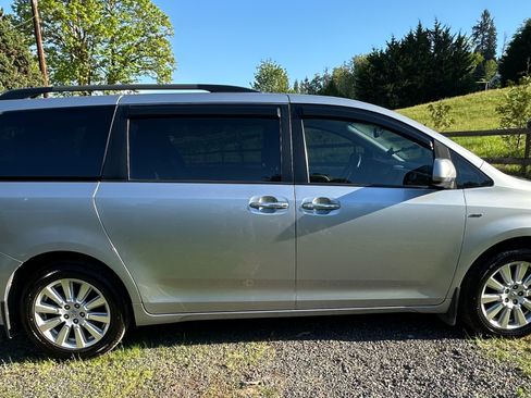 Used 2017 Toyota Sienna AWD image 10