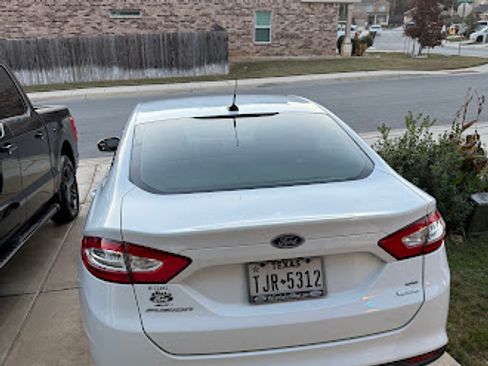Used 2015 Ford Fusion SE image 2