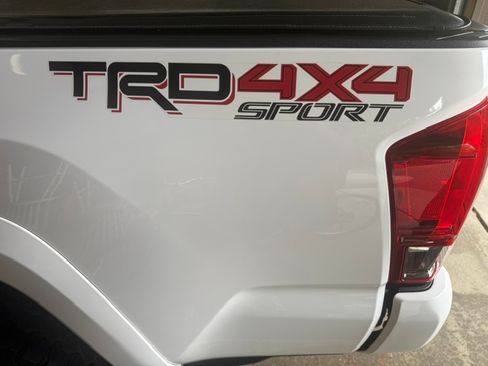 Used 2016 Toyota Tacoma TRD Sport w/ Towing Package AWD/4WD image 12