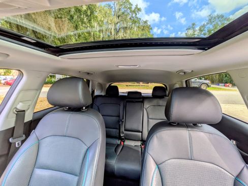 Used 2022 Kia Niro EX Premium image 8