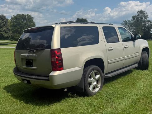 Used 2011 Chevrolet Suburban LT w/ Luxury Package AWD/4WD image 4