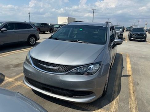 Used 2021 Chrysler Voyager Lxi image 2