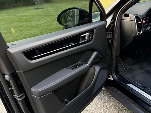 Used 2022 Porsche Cayenne E-Hybrid Coupe image 8