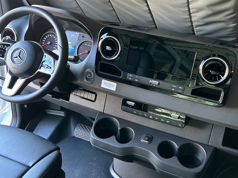 Used 2022 Mercedes-Benz Sprinter 3500 image 9