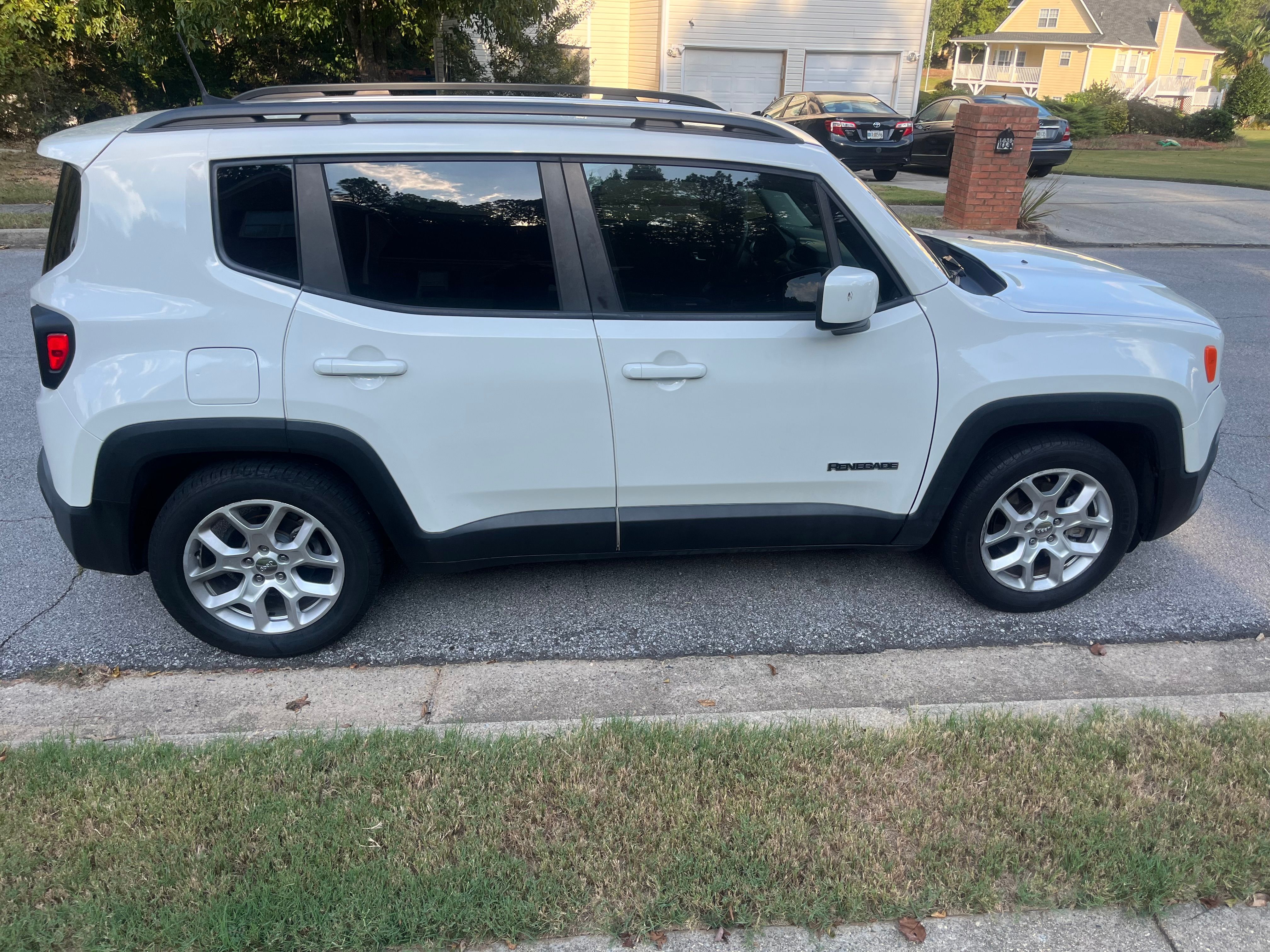 Used 2018 Jeep Renegade Latitude FWD image 5