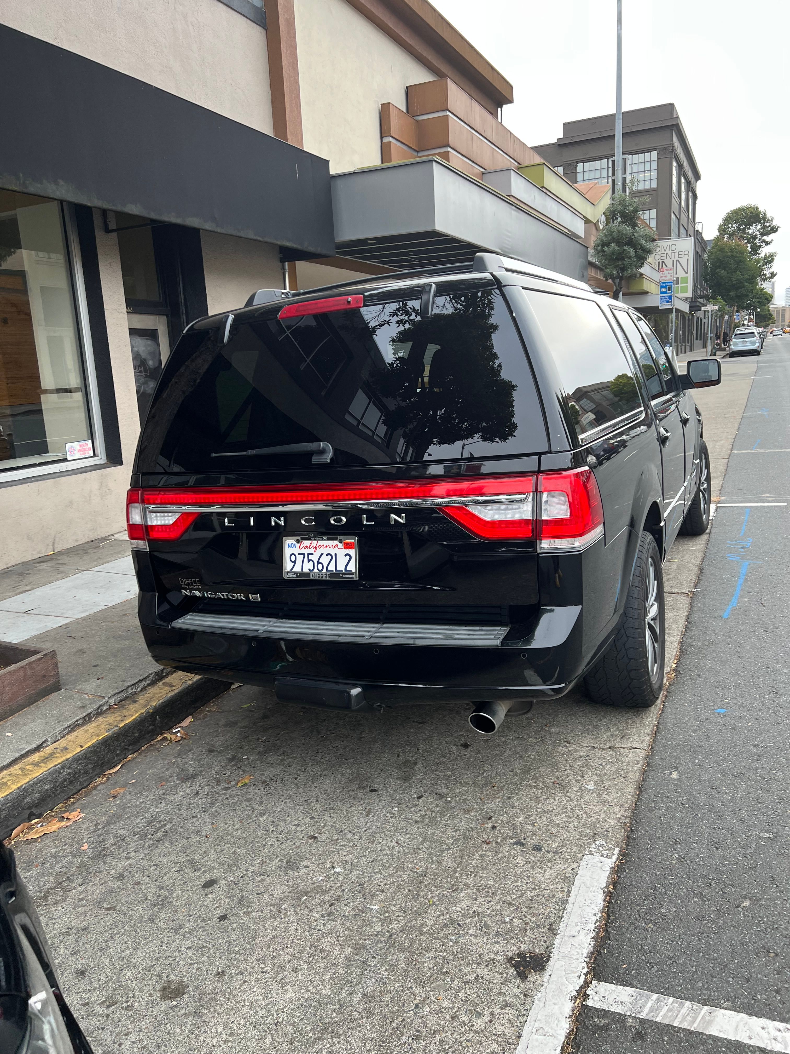 Used 2017 Lincoln Navigator L Select RWD image 10