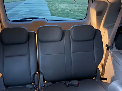 Used 2010 Volkswagen Routan SE FWD image 18