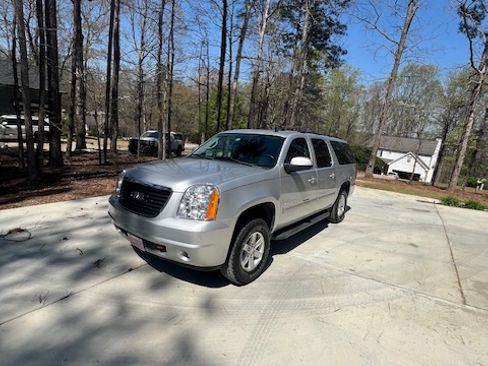 Used 2011 GMC Yukon XL SLE image 1