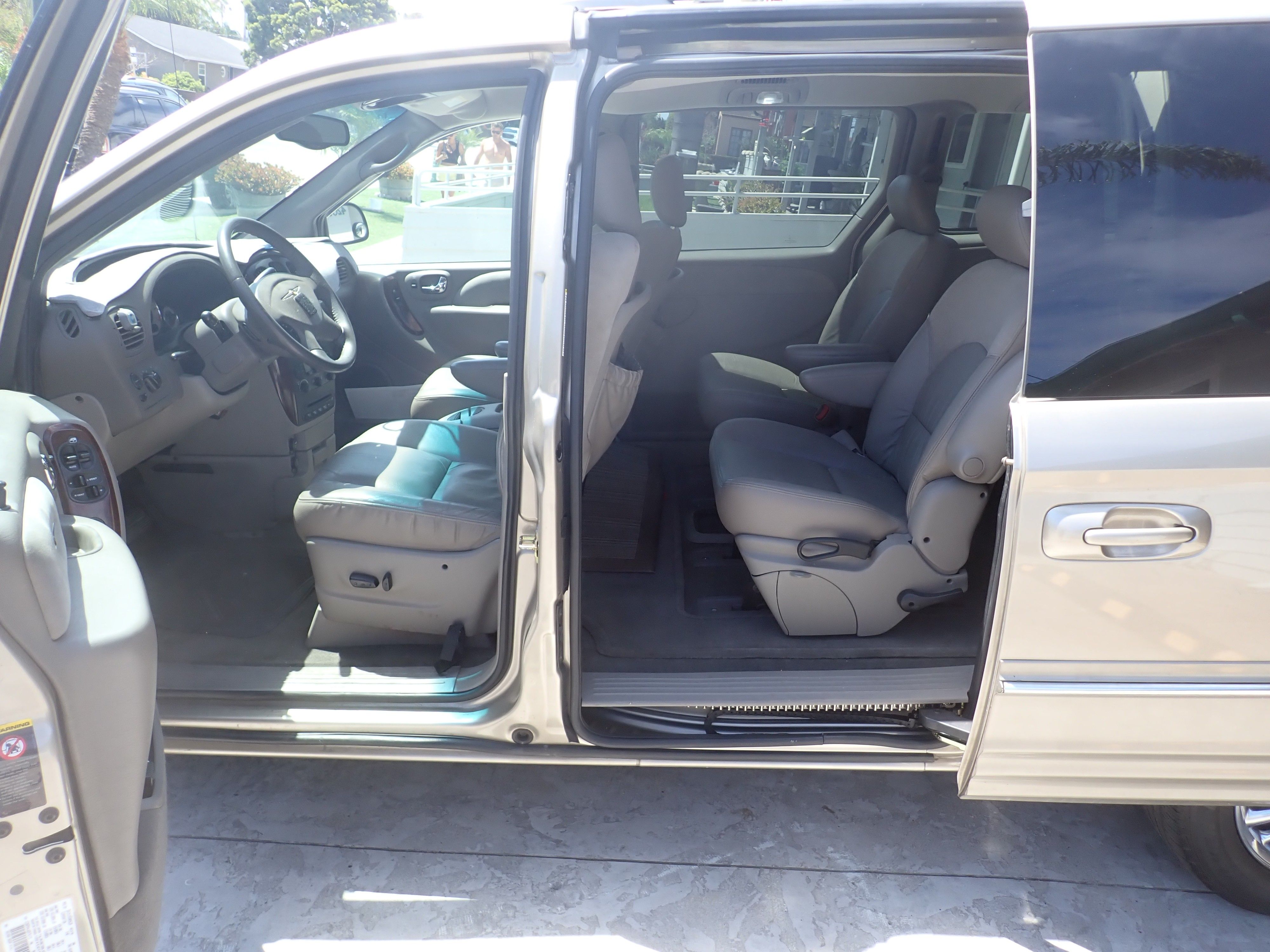 Used 2002 Chrysler Town & Country Limited FWD image 2