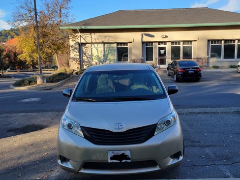 Used 2011 Toyota Sienna CE image 4