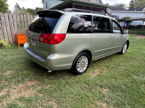 Used 2010 Toyota Sienna XLE image 5