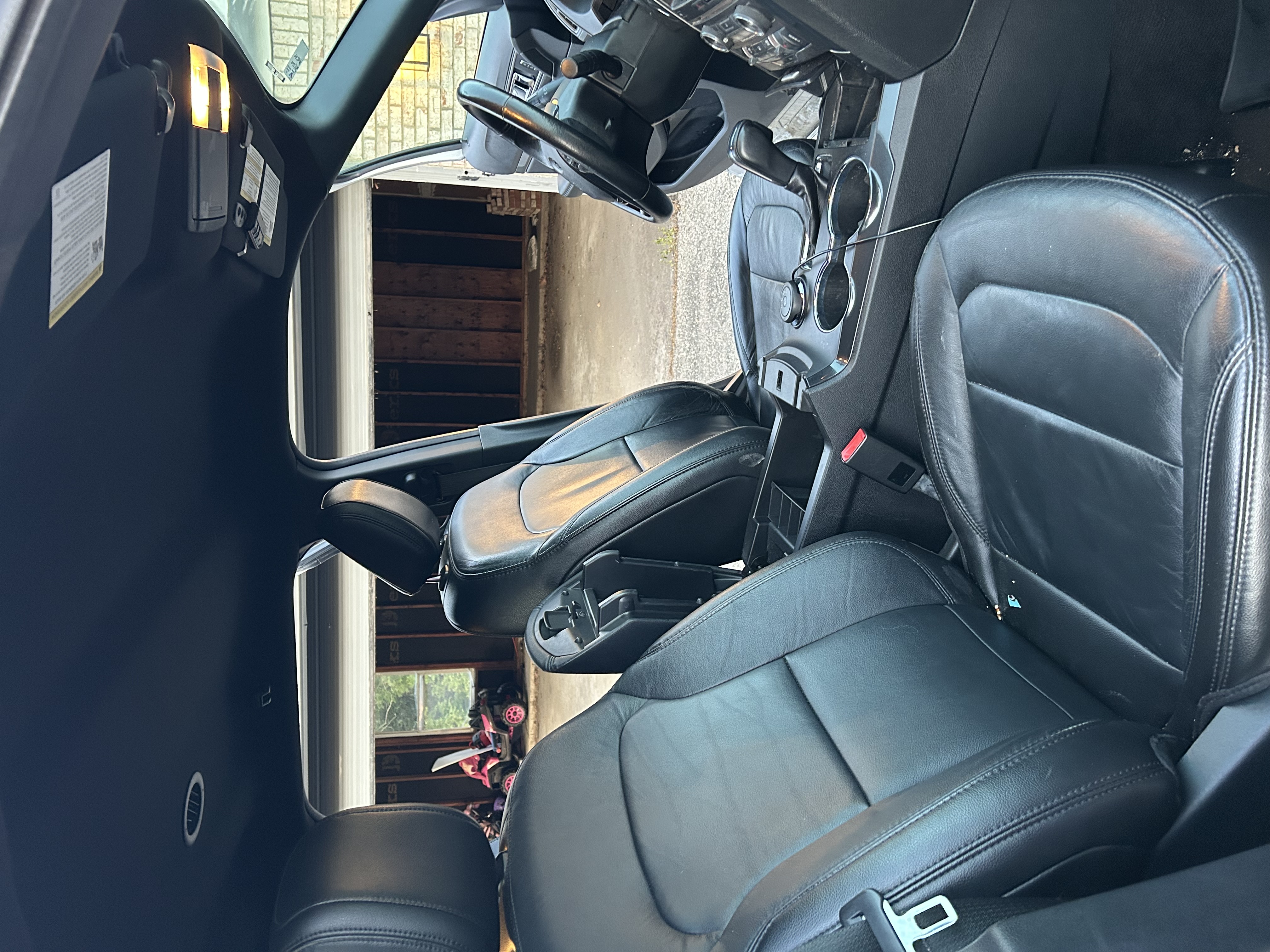Used 2018 Ford Explorer XLT w/ Equipment Group 202A AWD/4WD image 14