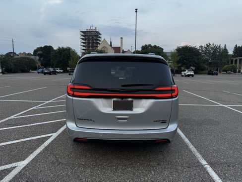 Used 2026 Chrysler Pacifica Limited w/ S Appearance Package AWD/4WD image 9