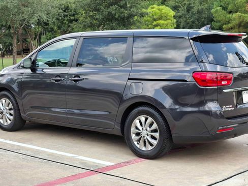 Used 2019 Kia Sedona LX image 2