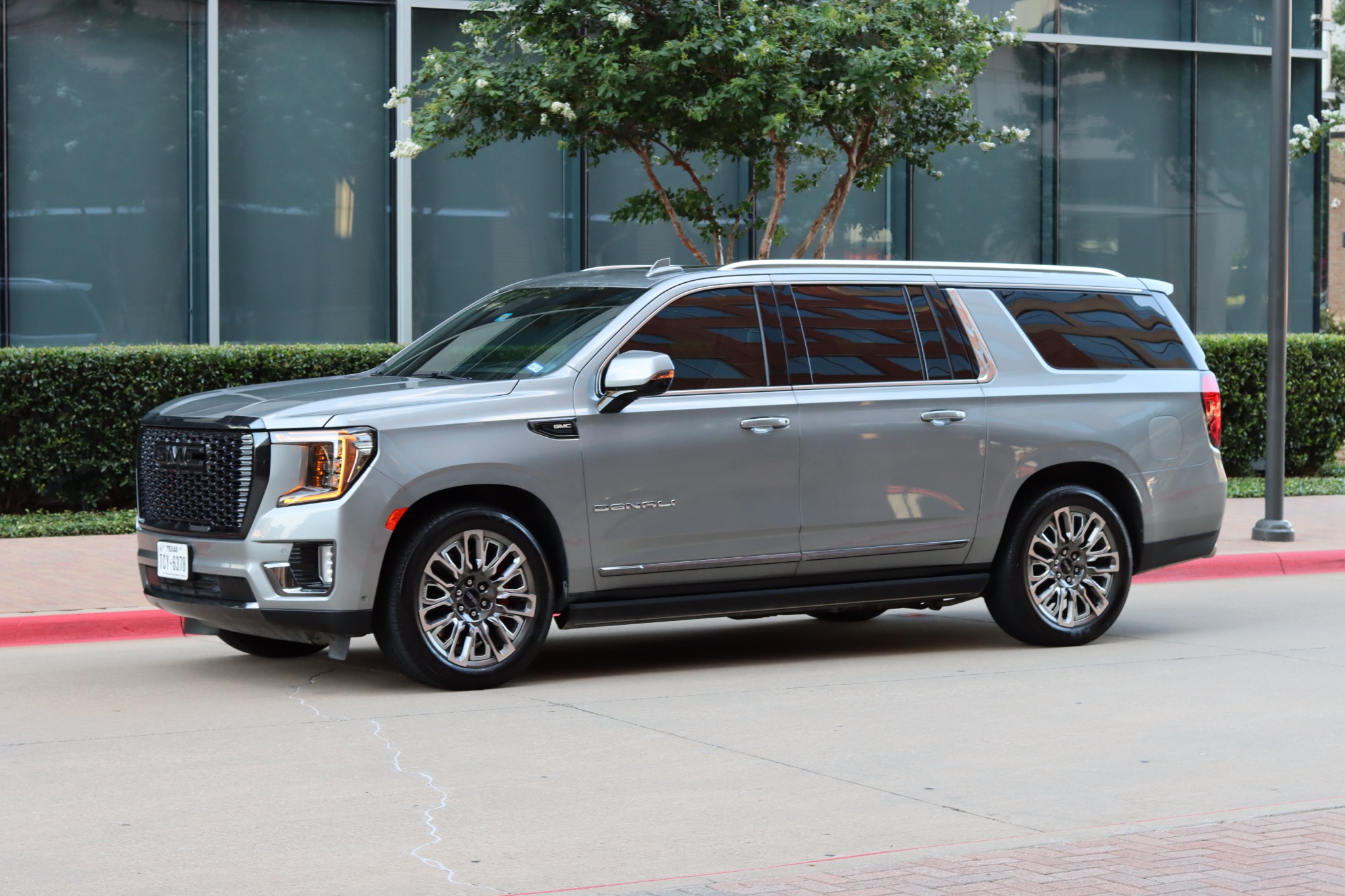Used 2023 GMC Yukon XL Denali Ultimate w/ LPO, Floor Liner Package AWD/4WD image 5