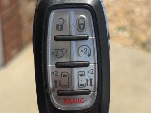 Used 2021 Chrysler Pacifica Touring-L FWD image 8