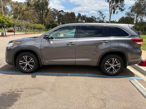Used 2017 Toyota Highlander LE w/ Carpet Mat Package AWD/4WD image 5