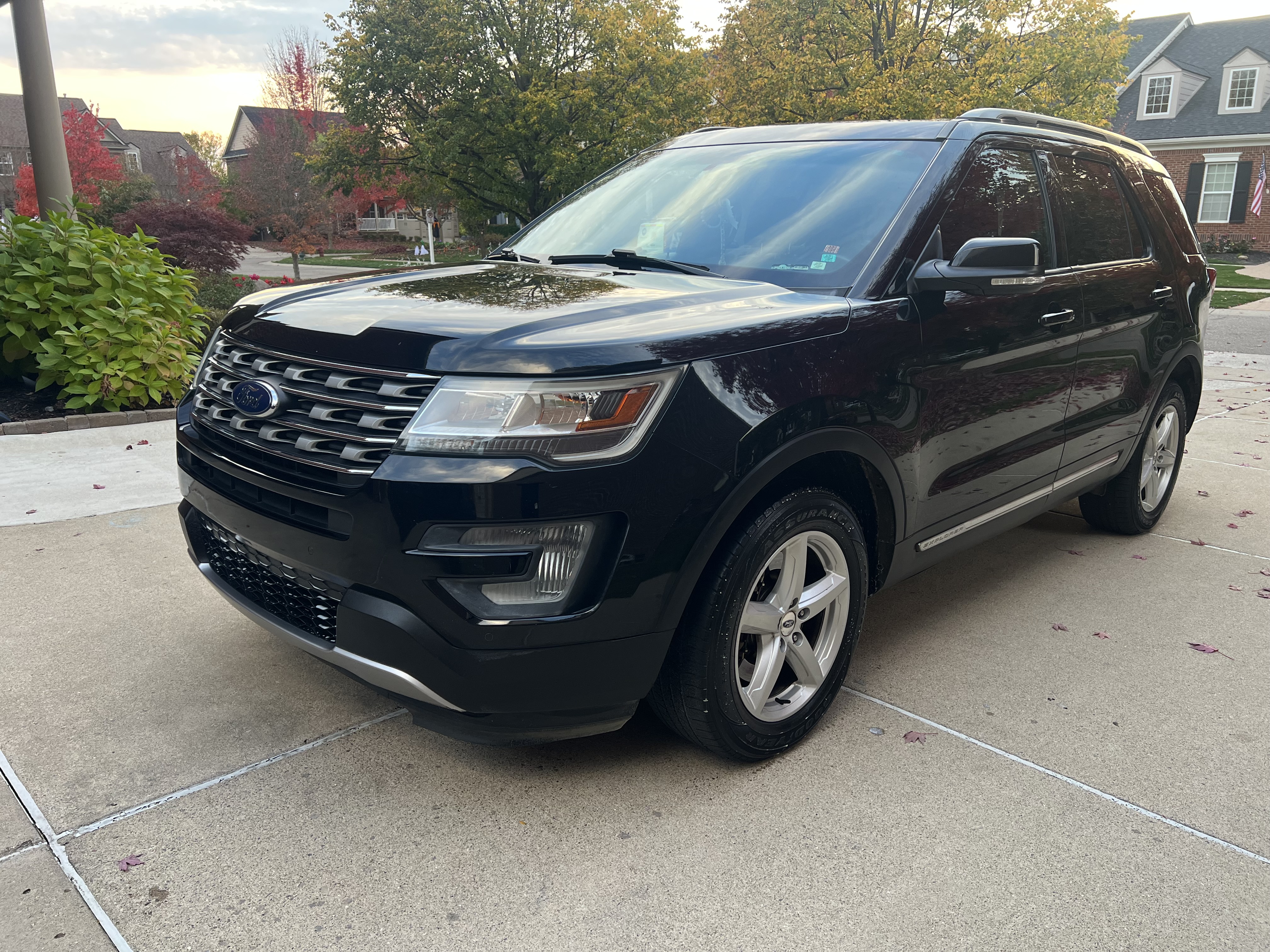 Used 2017 Ford Explorer XLT w/ Equipment Group 202A AWD/4WD image 1