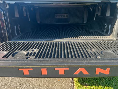 Used 2019 Nissan Titan SV w/ SV Convenience Package image 9