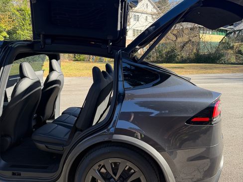 Used 2024 Tesla Model X image 23