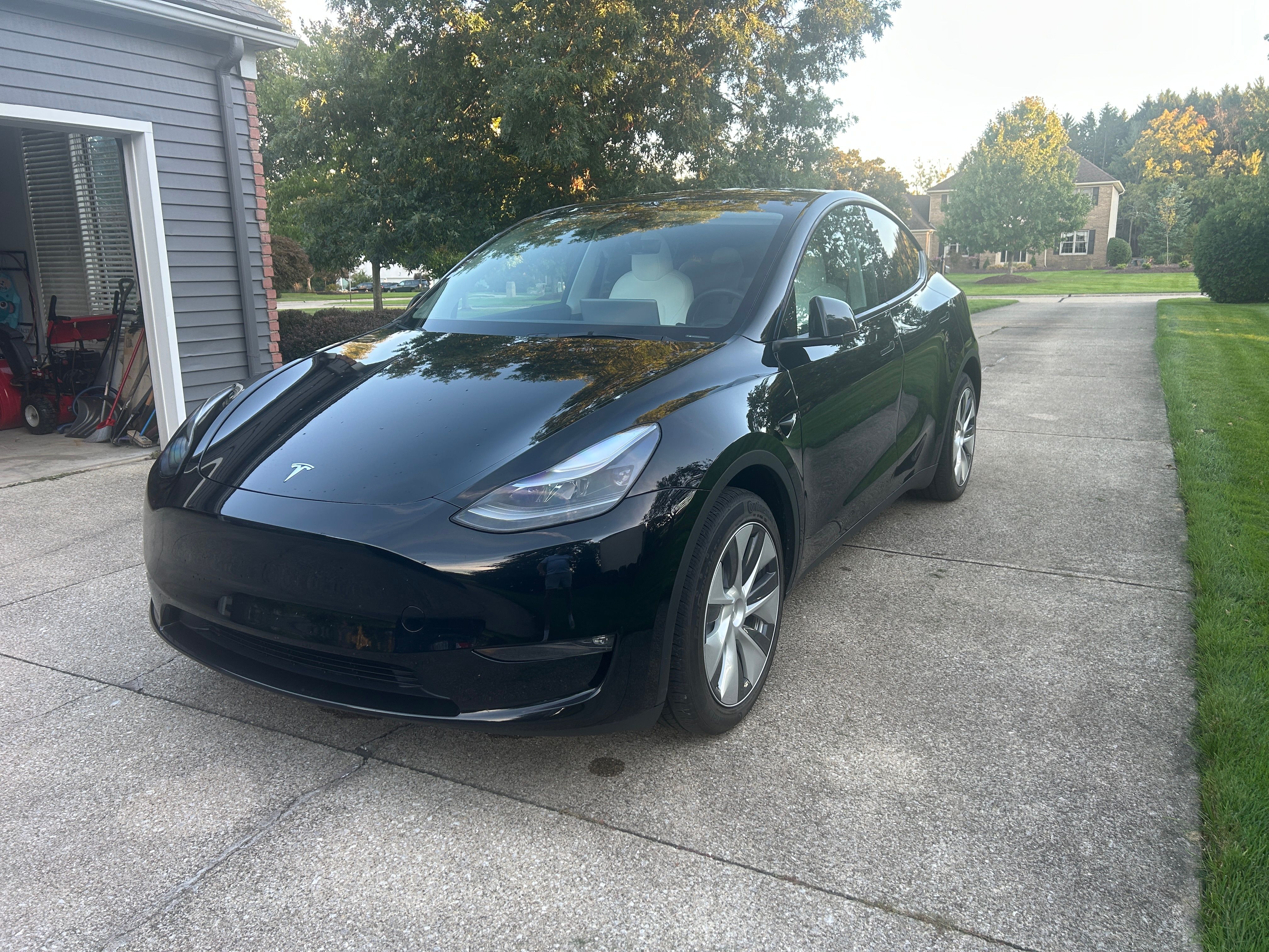 Used 2023 Tesla Model Y Long Range AWD/4WD image 2