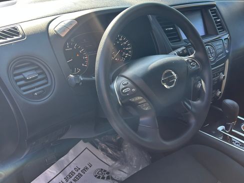 Used 2018 Nissan Pathfinder S FWD image 3