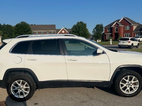 Used 2017 Jeep Cherokee Latitude w/ Comfort/Convenience Group AWD/4WD image 4