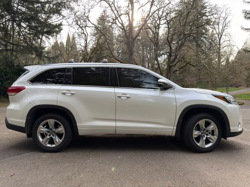 Used 2019 Toyota Highlander Limited Platinum image 5