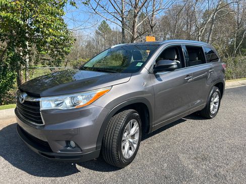 Used 2014 Toyota Highlander XLE image 1