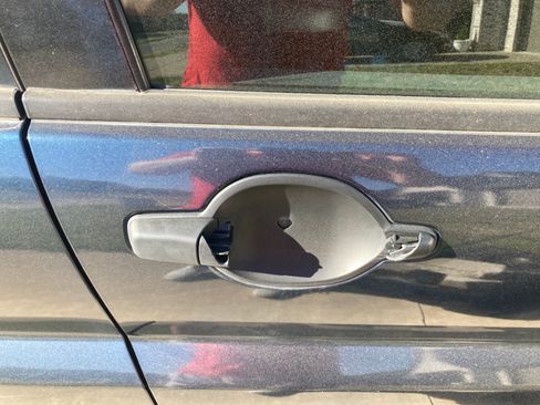 Used 2005 Mitsubishi Endeavor LS image 2