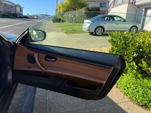 Used 2010 BMW 335i Convertible image 9