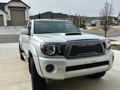 Used 2005 Toyota Tacoma PreRunner image 2