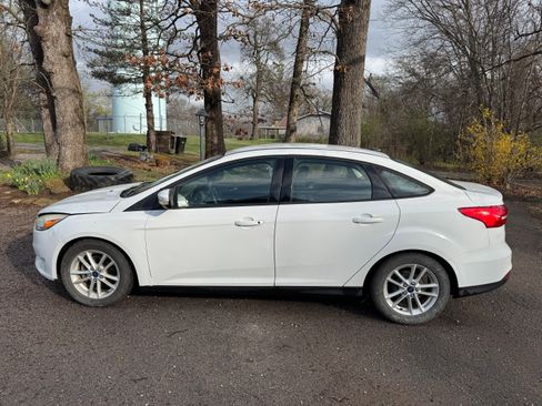 Used 2015 Ford Focus SE image 1