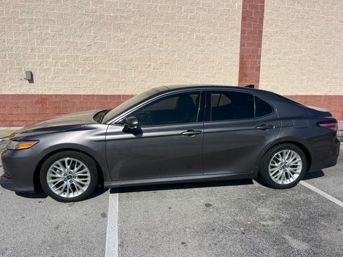 Used 2018 Toyota Camry XLE image 12