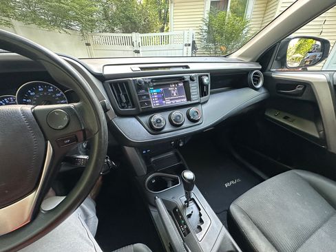 Used 2016 Toyota RAV4 LE AWD/4WD image 10