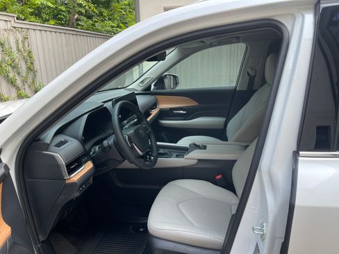 Used 2024 Toyota Grand Highlander AWD image 4