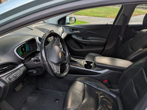 Used 2018 Chevrolet Volt LT w/ Comfort Package image 12