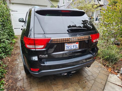 Used 2011 Jeep Grand Cherokee Laredo image 4