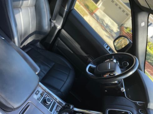 Used 2018 Land Rover Range Rover Sport HSE image 18