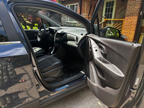 Used 2018 Chevrolet Trax LT w/ LT Convenience Package image 10