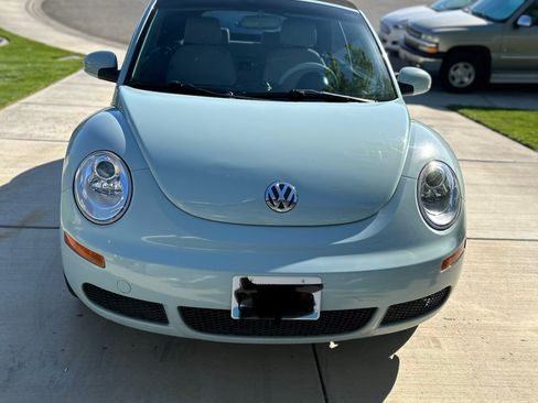Used 2010 Volkswagen Beetle Final Edition FWD image 11
