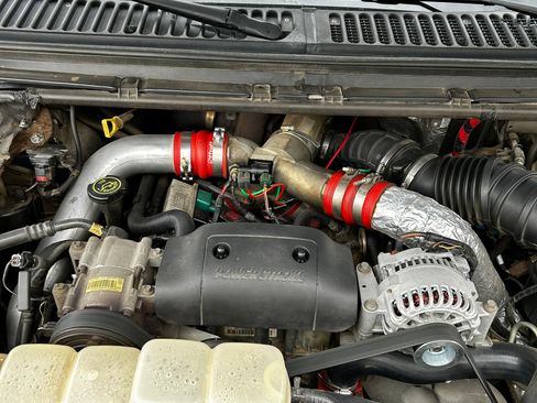 Used 2003 Ford F250 XLT image 2