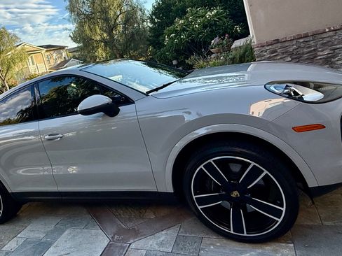 Used 2022 Porsche Cayenne Coupe image 4